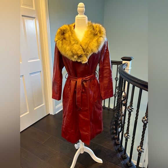 Vintage Golét 1970’s Red leather coat trimmed with a silver fox collar 8/10 Med - Picture 1 of 16